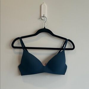 Victoria's Secret t-shirt lightly lined wireless bra 36B with branded straps